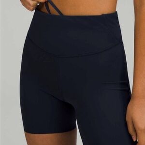 Lululemon Base Pace High-Rise Short 6"
True Navy size 6